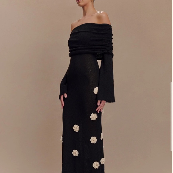 Elegant Black Off-Shoulder Dress with Floral Accents - Picture 4 of 6